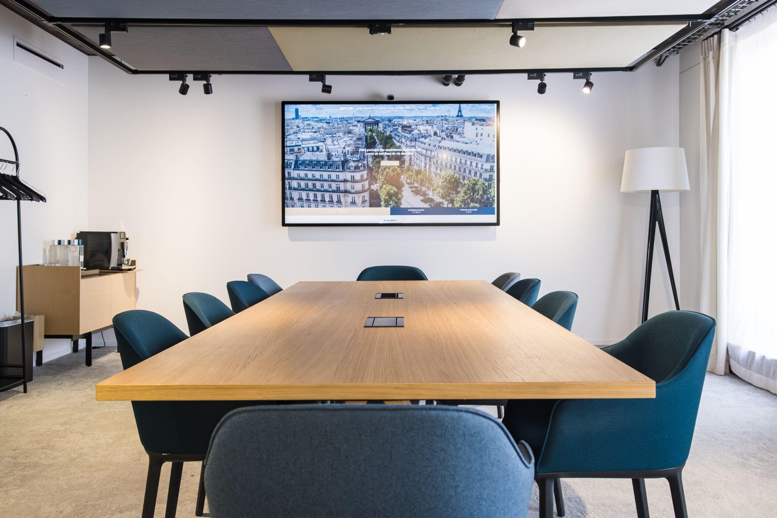 salle de réunion smart workplace bureau connectée